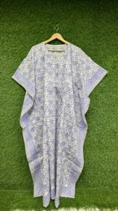 Caftán indio de algodón con estampado floral de lavanda y paisley para mujer, corte holgado y fluido con borde decorativo. - Product Image 2