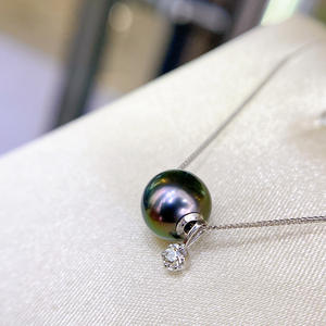 Collar con Colgante de Oro de 18K Verde Pavo Real con Perla Negra de Tahití y Cadena de Clavícula de Agua de Mar Natural - Product Image 2