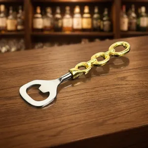 Abridor de Botellas con Cadena Dorada, Elegante Diseño Metálico Texturizado con Herrajes Plateados, Accesorio Esencial para Bar - Product Image 3