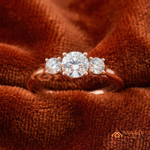 Bague en or rose ronde à trois pierres – Alliance de fiançailles romantique en or rose – Bague romantique en or rose - Product Image 1