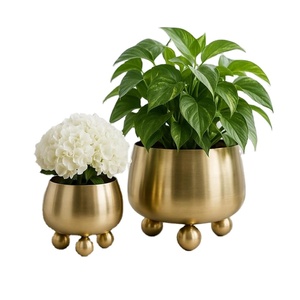Jarrón Decorativo de Metal con Acabado Dorado de Estilo Diseñador con Patas de Bola para Interiores de Lujo para Decoración de Hogar, Hotel y Restaurantes - Product Image 1