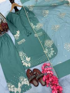 Conjunto de Kurta y Pantalones Palazzo Bordados en Verde, Ropa Tradicional Étnica para Mujer, Corte Regular, Crepé, Atuendo Informal de Secado Rápido - Product Image 1