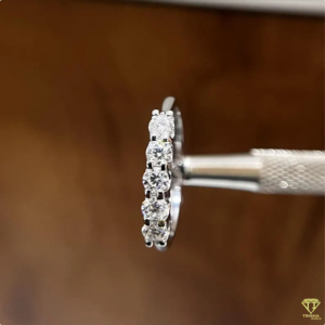 Elegante Anillo de Boda Apilable con Diamantes para Mujer en Diseño Contemporáneo - Product Image 5