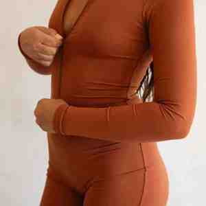 Ensemble de tenue de sport pour femme 2025 de haute qualité avec logo personnalisé, soutien-gorge de sport et leggings pour le yoga, le fitness et les activités de plein air - Product Image 5