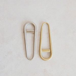 Abridor de botellas de aluminio fundido con acabado liso para accesorios de bar elegantes que ofrecen una apariencia y función refinadas - Product Image 1