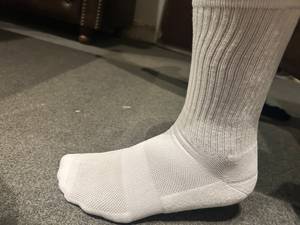 Calcetines deportivos transpirables de primera calidad con ajuste cómodo para entrenamiento físico, correr y actividades deportivas. - Product Image 1