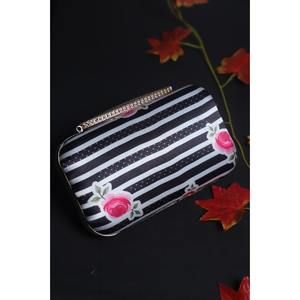 Pochette de soirée en résine florale écologique avec un attrait unique - Product Image 1