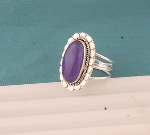 Anillo de Plata de Ley 925 con Clorita Púrpura Ovalada de Shree Jaipur, Estilo Clásico con Bisel de Piedras Preciosas y Diseño de Cuerda Festoneada, Venta al por Mayor - Product Image 4