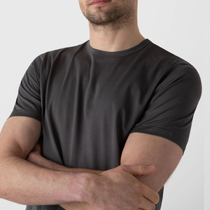 Chemises de compression personnalisées pour hommes, coupe athlétique OEM, polyester léger, respirant, tissu à séchage rapide pour le sport et les entraînements. - Product Image 4