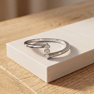 Anillo de Compromiso de Diamante de Laboratorio de Alta Calidad con Tres Piedras, Corte Redondo, Minimalista, Opciones en Platino y Oro, Anillo de Compromiso para Mujer - Product Image 4