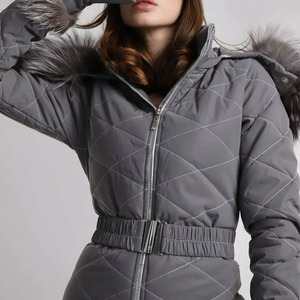 Combinaison de ski matelassée grise personnalisée pour femme avec capuche en fourrure, motif de couture en losange, combinaison de neige pour femme, coupe ajustée, imperméable - Product Image 4