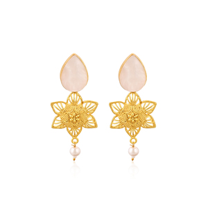 Pendientes de latón chapados en oro con flor de nácar natural, joyería de moda hecha a mano para mujer - Product Image 1