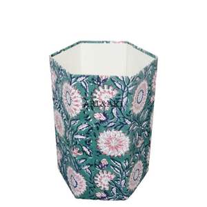 Maneras creativas de reutilizar cajas de cartón para hacer contenedores de basura con estampado floral artesanal y tela de algodón. - Product Image 5