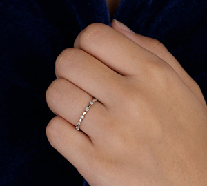 Anillo de Diamante Cultivado en Laboratorio de Oro de 14K, Anillo de Boda Minimalista, Anillo de Diamante Creado en Laboratorio Apilable para Mujer - Product Image 5