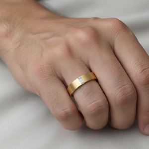 Bague de mariage unisexe en moissanite taille baguette, en argent sterling 925, sertie clos, plaquée or jaune, certifiée par un tiers - Product Image 2