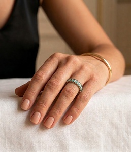 Anillo de media eternidad con bisel de oro macizo de 14K, corte esmeralda, circonita cúbica, diamante, banda de boda, joyería fina personalizada - Product Image 5