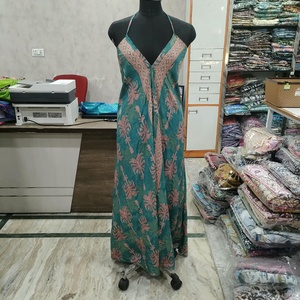 Robe longue bohème à imprimé floral pour femme, sans manches, taille naturelle, coupe trapèze, en crêpe, idéale pour les vacances d'été, élégante et mignonne avec pompons - Product Image 2