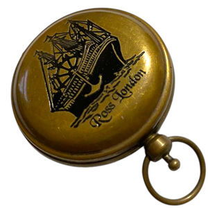 Boussole de poche nautique vintage Ross London en laiton massif avec motif de bateau antique, outil de navigation décoratif maritime fait main - Product Image 1