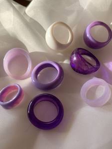 Bague en résine faite à la main avec un design coloré, élégante bague de déclaration pour femme, cadeau artisanal tendance - Product Image 3
