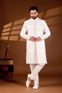 Traje de novio Sherwani con borde festoneado de paneles multicapa, color marfil, con diseño de rejilla de diamantes y adornos de cuentas. - Product Image 2