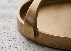 Plateau de service rond en aluminium moulé, doré, avec poignée arquée simple et base texturée, pour présentation alimentaire, idéal pour hôtels et restaurants – Vente directe usine - Product Image 5
