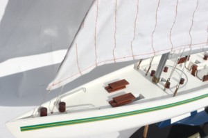 Modèle de Yacht en Bois Peint à la Main AUSTRALIA II, Décoration de Bateau à Voile, Objet de Collection - Product Image 3
