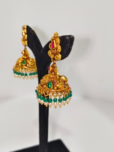 Pendientes Clásicos Antiguos de Oro Sólido de 22k Hechos a Mano con Esmeraldas Verdes y Perlas Naturales para Bodas - Product Image 3