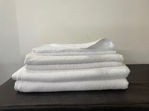 Serviette de bain blanche - 100% coton - Qualité hôtel 5 étoiles - 525 GSM - Haute absorption - Product Image 6