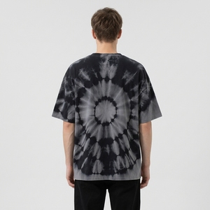 Camiseta Moderna para Hombre con Estampado Tie Dye Monocromático en Espiral Gris Ahumado y Corte Holgado - Product Image 3