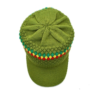Gorro de Punto Unisex Verde con Rayas de Colores Rasta, Patrón Geométrico, Gorro Casual de Invierno para Adultos, 100% Acrílico, Hecho a Mano - Product Image 4