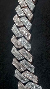 Chaîne cubaine en moissanite fabriquée en Inde, sertie de diamants, style hip-hop, collier bling-bling pour hommes, pour mariage, fêtes et événements, en vente - Product Image 3