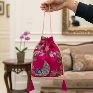 Sac Potli Banarasi de qualité supérieure, couleur fuchsia paon, disponible à un prix abordable en provenance d'Inde - Product Image 4