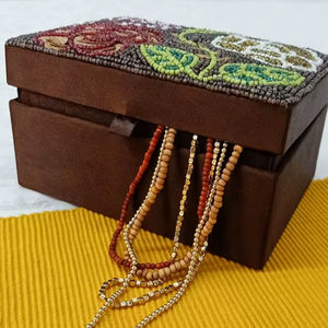 Nueva llegada: Caja de joyería beige de estilo indio clásico con bordado personalizado, caja de joyería de gamuza con flores para anillos y pendientes. - Product Image 1