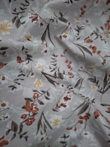 Tissu Popeline de Mousseline de Viscose Biologique Imprimé Floral Estival Vibrant Motif Présage Floral pour Femmes et Filles Coupe Trapèze - Product Image 3