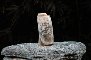 Auténtica Jarra Vikinga Artesanal de Cuerno – Jarra Premium de Cuerno de Búfalo para Cerveza, Hidromiel y Bar en Casa – Regalo Único para Padrinos de Boda - Product Image 2
