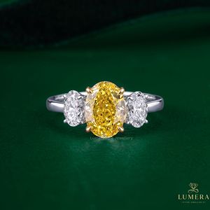 Bague de fiançailles à trois pierres en diamant de laboratoire jaune taille ovale, or massif ovale latéral certifié IGI pour femme, cadeau d'anniversaire - Product Image 2