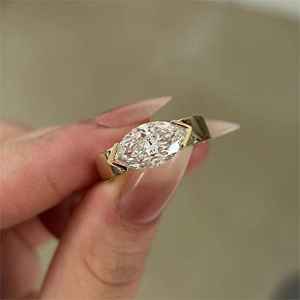Bague solitaire en diamant de laboratoire taille marquise 2,01 carats pour femme, en or massif 14 carats, sertie clos en forme de V unique, cadeau raffiné pour partenaires - Product Image 4