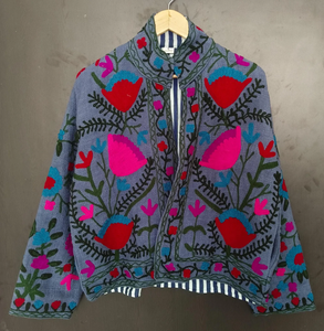 Chaqueta Acolchada con Bordado Floral a Mano en Color Lavanda Vibrante, Inspirada en Suzani, con Motivos Florales, Rayas Náuticas Azules y Blancas, de Algodón - Product Image 1