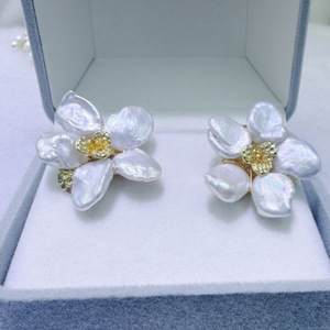 Boucles d'oreilles en perles d'eau douce naturelles de Zhuji, design français polyvalent en forme de pétale, pour la remplacement des cheveux ou une utilisation de niche - Product Image 4