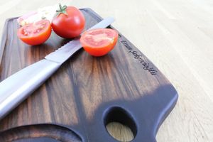 Planche à découper en bois massif fait main avec bord naturel, plateau de service pour fromages, plateau à charcuterie, planche à découper pour apéritifs - Product Image 3