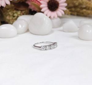 Bague demi-éternité en or blanc 14 carats massif, bague de mariage pour femme avec diamant de laboratoire rond de 1 carat, bague assortie avec anneau. - Product Image 3