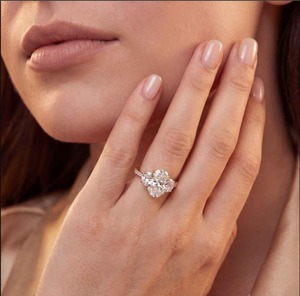 Magnifique bague à trois pierres en or rose 10K avec diamant de laboratoire taille ovale et accents demi-lune 6.30 CTW - Product Image 1
