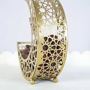 Plateau décoratif en forme de croissant de lune plaqué or avec motif géométrique étoilé, artisanat traditionnel en métal pour le Ramadan, emballage individuel - Product Image 3