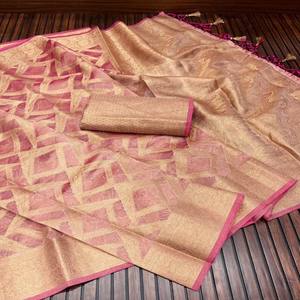 Sari en organza de soie pur VASTRA COTTAGE avec tissage jacquard, finition froissée, pompon, Fumka, tenue ethnique festive - Product Image 2