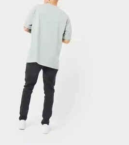 T-shirt homme col rond à épaules tombantes 100% coton, impression numérique personnalisée, avec logos brodés, faible quantité minimum de commande. - Product Image 4