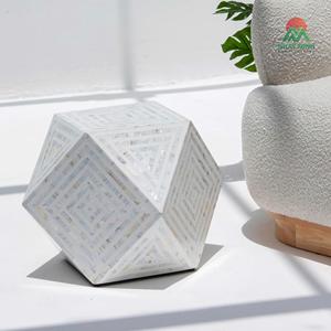 Table d'appoint extérieure hexagonale moderne avec incrustation de nacre blanche, design géométrique et structure résistante aux intempéries - Product Image 5