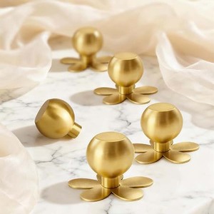 Bouton de meuble en laiton en forme de fleur avec plaque de fixation - Product Image 2