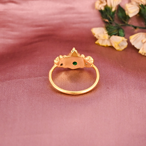 Elegante Anillo de Latón Chapado en Oro con Esmeralda Hidro y Circonita Cúbica, Joyería de Diseño para Mujer - Product Image 3