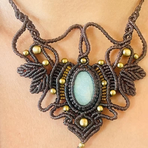 Collier en macramé fait main avec pierre d'aigue-marine verte, pendentif en macramé brun complexe, pierre précieuse naturelle, bijoux bohèmes en cristal de guérison - Product Image 1