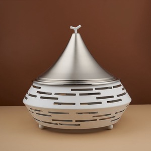 Plat à réchaud noir unique avec couvercle conique doré, corps à découpes et finition moderne pour une présentation élégante lors de traiteurs et mariages - Product Image 2